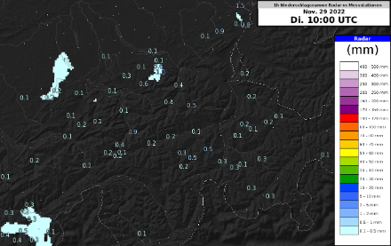 Stündige Niederschlagsakkumulation von den Messstationen, Messwerte in mm/h, verglichen mit dem vom Radar gemessenen, aufsummierten Niederschlag, im selben Kartenausschnitt wie oben.