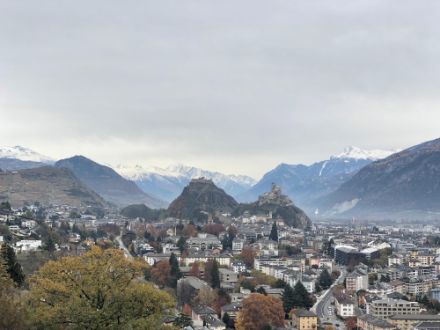 Stadt, Hügel, Berge, bewölkter Himmel.