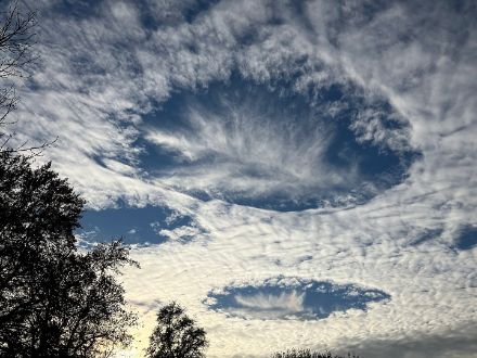 Beispiele mehrerer hole-punch cloud über Bad Salzhausen. 