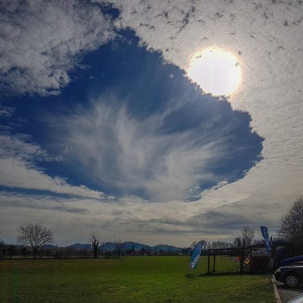 Beispiel einer hole-punch cloud über Italien. 
