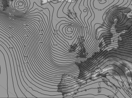 Die Höhenkarte auf 500 hPa um 12 UTC zeigt die starke Südwestströmung über den Alpen.