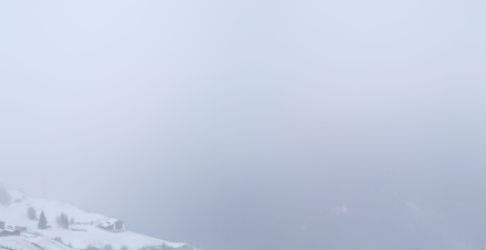 Heute am Vormittag sah es dort ganz anders aus, nämlich ziemlich winterlich. Bildquelle: https://engadin.roundshot.com/ardez/.