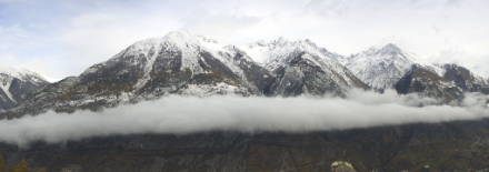 Gegenüber Eischoll (Wallis) markierte die Nebelbank die Grenze zwischen den winterlichen Hochlagen und dem aperen Rhonetal. Bildquelle: https://eischoll.roundshot.com/dorf/.