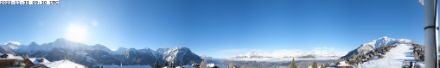 Die Sonne scheint auf die frisch verschneite Landschaft im Wallis. Über dem Tal liegen noch ein paar Hochnebelreste.