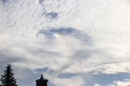 "Hole-Punch Cloud" über Thalwil.