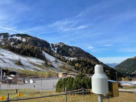 Der Niederschlagsmesser in Malbun FL hatte am Montag nichts zu tun. Foto: M. Kopp.
