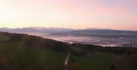 Wenige flache Nebelfelder am frühen Morgen über dem Aargauer Reusstal. Blick von Bellikon Richtung Alpen. Foto: Rehaklinik Bellikon, Roundshot-Webcam