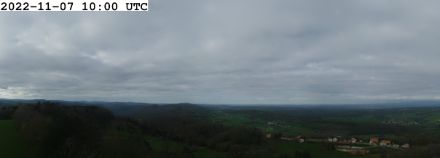 Besonders am Vormittag zeigte sich der Himmel in der Ajoie zeitweise bewölkt. Aussicht von Roche-d’Or Richtung Westen. Foto: MeteoSchweiz Roundshot-Webcam