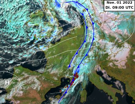 Satellitenbild überlagert mit Radarbild, Blitzen, Isobaren und Frontenanalyse. Über Mitteleuropa sind 2 Kaltfronten eingezeichnet. Die erste (östliche) Kaltfront macht sich hauptsächlich mit den damit verbundenen Niederschlägen bemerkbar. Hinter der zweiten (westlichen) Kaltfront fliesst vorübergehend kühlere und deutlich trockenere Luft nach Frankreich.