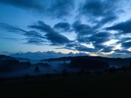 Morgenstimmung mit verschiedenen Wolken.