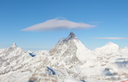 Das Bild zeigt das Matterhorn mit einer linsenartigen Wolke über dem Gipfel.