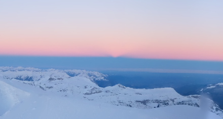 Blick vom Jungfraujoch in Richtung Jura. Zu erkennen ist einerseits das Hochnebelfeld am Jurasüdfuss anderseits ein wunderschöner Schattenwurf des Dreigestirns. Die Relative Feuchtigkeit an unserer Station am Jungfrau Joch war teils unter 20% heute Morgen.