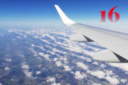 Der Blick aus dem Flugzeugfenster gibt die Sicht auf eine sogenannte «Wolkenstrasse» über Süddeutschland frei, April 2021. Bild: MeteoSchweiz, Mikhaël Schwander.