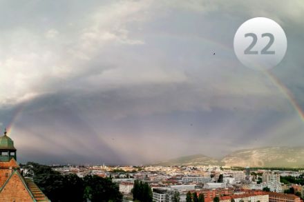 Regenbogen und Antidämmerungsstrahlen über der Stadt Genf