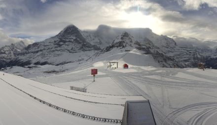 Foto vom Männlichen (BE) mit Blick auf die Jungfrauregion zeigt Aufhellungen und die Föhnmauer um 11 Uhr.