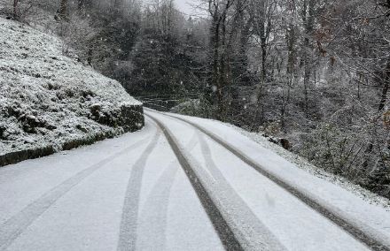 Teilweise schmelzender Schnee wird durch den Strassenverkehr festgepresst. Dadurch ergibt sich eine schmierige Auflage, welche Schneematsch genannt wird. 