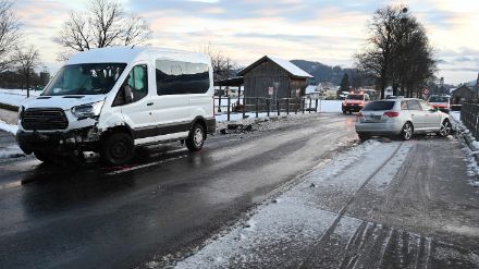 Kollision zweier Fahrzeuge aufgrund von Eisglätte.