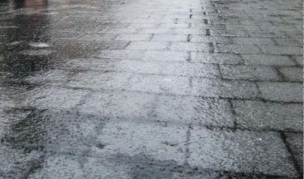 Typisches Erscheinungsbild von Glatteis. Homogene, recht dicke Eisschicht nach stundenlangem, vereisendem Regen. 