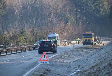 Bei Reifglätte auf der Strasse ist immer auch das Gras neben der Strasse von einer dichten Reifschicht überzogen. 
