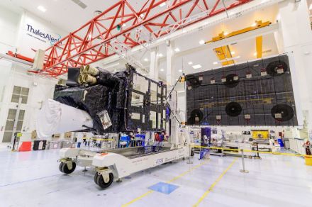 Satellit vor der Verschiffung