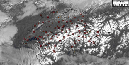 Satellitenbild überlagert mit den aktuellen 10-Minuten Messungen der Sonnenscheindauer von Donnerstag 13 Uhr Lokalzeit. Der aufgelockerte Hochnebel bedeckte vor allem noch das nordöstliche Flachland. 