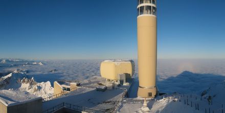 Aussicht vom Säntis Richtung Westen auf das Hochnebelmeer mit einer Obergrenze zwischen 1400 und 1700 Meter. In der unteren rechten Bildhälfte ist ausserdem eine Glorie, ein optisches Phänomen, erkennbar. 