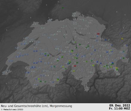 Neuschnee- (links) und Gesamtschneehöhe (rechts) am Freitagmorgen, 09.12.2022.