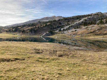 Die Messstation am Sägistalsee. Der See liegt auf einer Höhe von 1937 m im Sägistal, südlich des Brienzersees in der Faulhornkette im Berner Oberland. Bildquelle: kaltluftseen.ch/saegistalsee