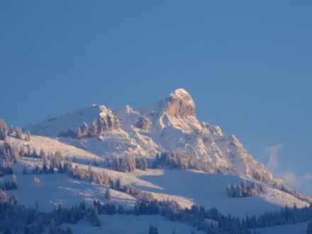 Beste Voraussetzungen für die Bildung von Kaltluftseen beim Blick aus dem Fenster gestern Abend in Wengi bei Frutigen im Berner Oberland. Bild: Meteomeldungen/App.