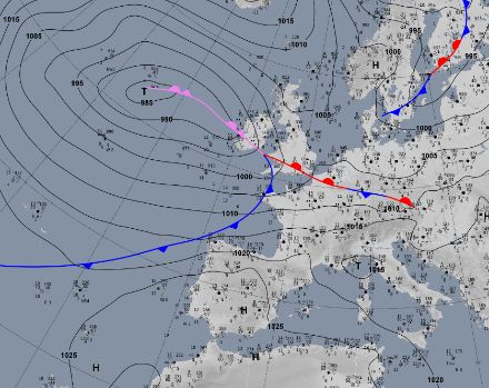 Bodenwetterkarte um 7 Uhr: Ein kräftiges Tief lag nordwestlich der Britischen Inseln. Mit einer westlichen Strömung wurde feuchte und milde Luft zu uns geführt. 