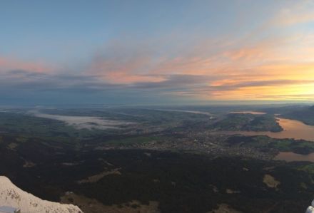 Morgendlicher Blick vom Pilatus in Richtung Mittelland. Über dem Reusstal, dem Hallwiler und dem Baldeggersee sind sehr flache Nebelfelder zu sehen, welche sich bereits am Vormittag rasch auflösten.
