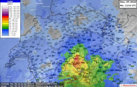 Niederschlagssumme in mm über 48 Stunden bis heute Montag, 5. Dezember 2022 um 12 UTC an den Bodenstationen (Zahlenwerte; MeteoSchweiz und Partnernetze) und aus den Radardaten (Farbflächen). Bei den Messungen der Stationen Brissago-Inseln (147.6 mm), Chironico (0.2 mm) und Comprovasco (3.6 mm) handelt es sich um Fehlmessungen.