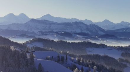 Blick von Gohl bei Langnau (BE) über die Hügelzüge des oberen Emmentals hinweg zu den Hochalpen