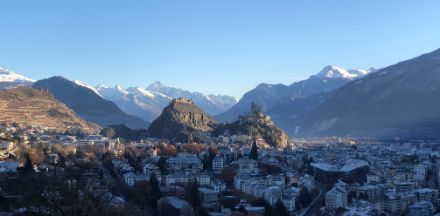 Sion im Zentralwallis: Eine der Regionen, in welcher sich die Kaltluft in den vergangenen Tagen nie so richtig durchsetzen konnte und zeitweise Regen fiel