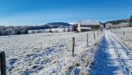 Eine zarte Schneedecke ziert die Jurakreten: Blick von St-Cergue (VD) westwärts, im Hintergrund unmittelbar neben dem Gebäude leuchtet schneeweiss La Dôle (1677m), wo einer der fünf Wetterradare der MeteoSchweiz steht