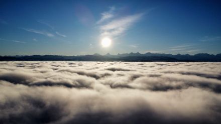 Frühmorgens über dem Nebelmeer weitet sich der Blick von Walkringen (BE) Richtung Alpenkette. 