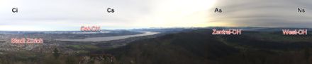 Panoramablick vom Üetliberg (ZH, ~900m) von der Stadt Zürich am linken Bildrand über den Zürichsee hinweg zum östlichen und zentralen Alpenbogen in der Bildmitte. Am rechten Bildrand geht der Blick über das zentrale Mittelland hinweg Richtung Westschweiz, wo immer dichtere Bewölkung aufzieht.. 