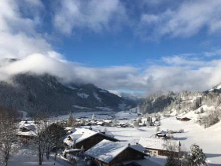 Verschneites Dorf