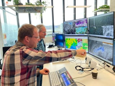 Der Meteorologe Daniel Gerstgrasser und der Lawinenprognostiker Thomas Stucki diskutieren vor dem Bildschirm die Wetterlage.