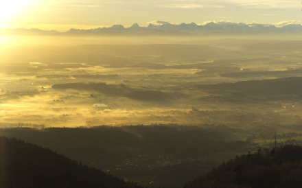 Blick vom Weissenstein über das Mittelland zu den Alpen. In den tiefsten Lagen des Mittellandes flache Nebel- und Dunstfelder. Oberhalb der Grundschicht, welche nach der Silvesternacht durch das Feuerwerk besonders belastet ist, war die Fernsicht gut.