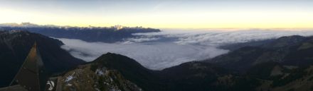 Sehr schön waren die Nebelfelder und die darüber aufziehenden tiefen Wolkenfelder heute Morgen um 8:30 Uhr vom Rocher de Naye in den Waadtländer Alpen zu beobachten.