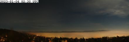 Blick vom Zürichberg Richtung Üetliberg um 3:30 Uhr MEZ. Über der Stadt Zürich hat sich in der zweiten Nachthälfte Nebel gebildet. 