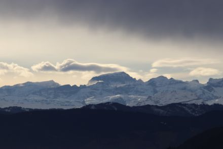 Blick am Samstagvormittag von der Felsenegg zum Tödi. Über dem Alpenkamm waren auch heute nochmals Linsenwolken zu sehen. Vor dem Föhnfenster produzierten mittelhohe Schichtwolken und verdunstender Niederschlag sogenannte Fallstreifen (Virga). Bild: D. Gerstgrasser