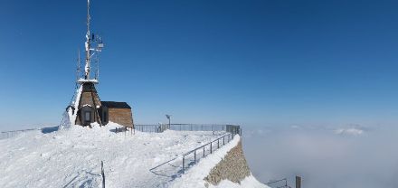 Alte Wetterhütte auf dem verschneiten Säntis in der Sonne.