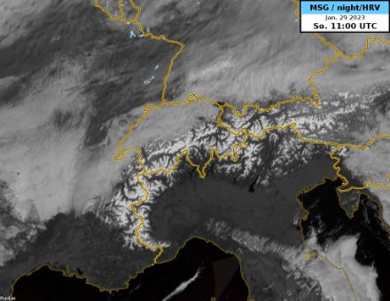 Satellitenbild vom Alpenraum von heute Mittag. Die ganze Alpennordseite liegt unter einer Hochenbeldecke.