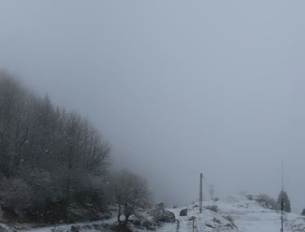 Südlich der Alpen war es heute trüb und oberhalb 1200 Meter kam sogar der Winter zu Besuch, wie hier in Brugnasco in der oberen Leventina.
