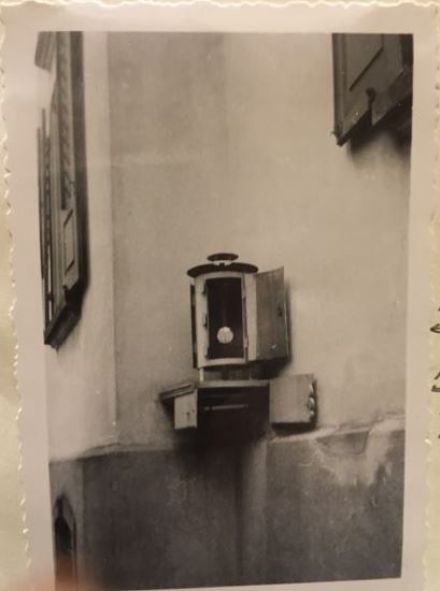 Bis Ende der 50er Jahre wurde in Altdorf  - wie an den meisten Stationen von MeteoSchweiz - die Temperatur in einem Zinkblechgehäuse auf der Nordseite eines Gebäudes gemessen. Dieses Bild zeigt das Zinkblechgehäuse an der Station Altdorf am 9. Juni 1947. Die sehr nahe gelegenen Mauern beeinflussten trivialerweise die Temperaturen.