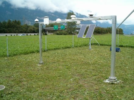 Die heutige Station in Altdorf befindet sich auf einer freien Wiese, wo die Temperaturen nicht durch Gebäudeabwärme etc. beeinflusst sind. Ausserdem werden die Thermometer zwangsbelüftet, so das Strahlungsfehler weitgehend eliminiert werden können.
