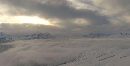 Auf dem Piz Scalottas oberhalb der Lenzerheide war die Bewölkung heute zeitweise recht dicht. Dennoch schien hie und da auch die Sonne. Dies, weil die tiefdruckbestimmte Ost- bis Südostlage nicht  sehr markant ausgebildet war. 