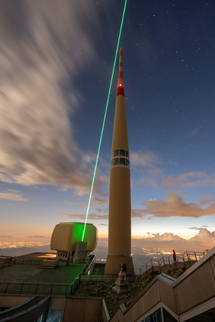 Laserstrahl geht am Säntis-Sendemast vorbei.